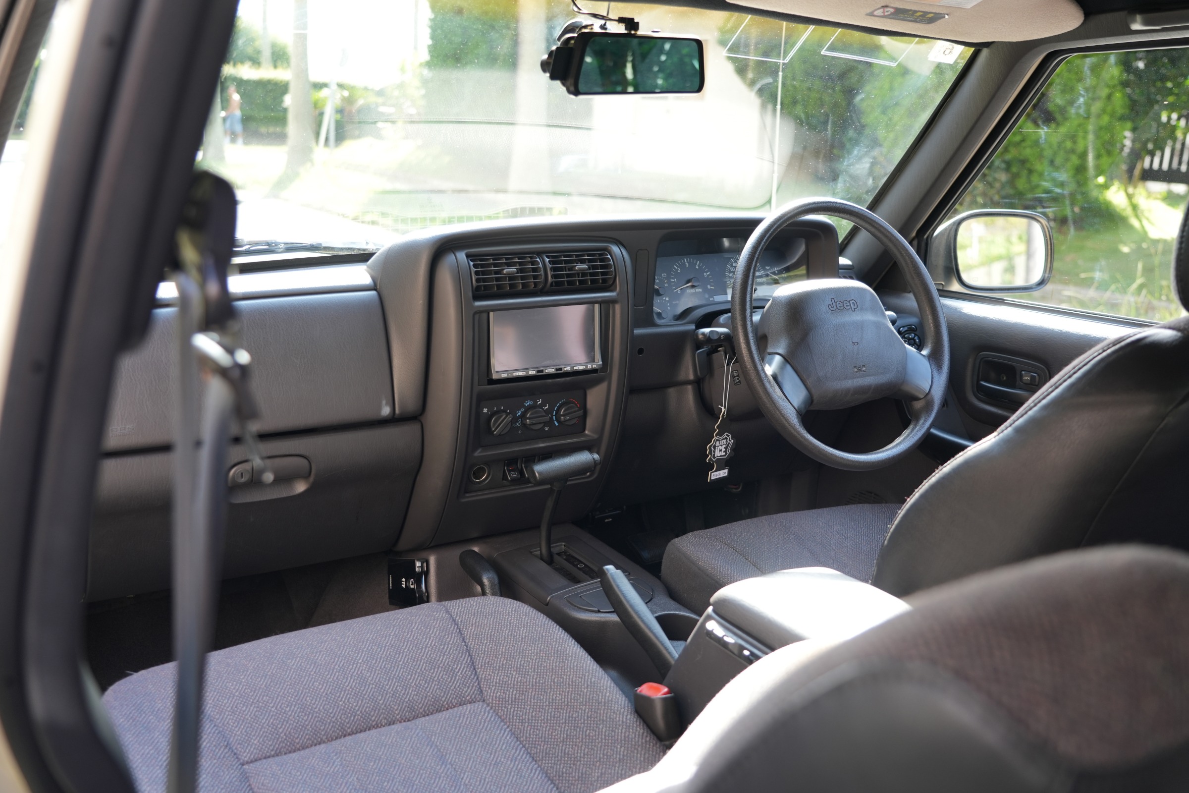 Jeep Cherokee Sport（1999年式） ネオクラシック中古車｜Young Timers Club.
